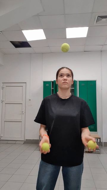 Жонглирование тремя мячами