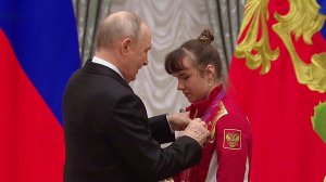 Владимир Путин вручает государственные награды участникам паралимпийской сборной России.