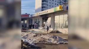 Появились кадры последствий взрыва в отделении банка в Москве.