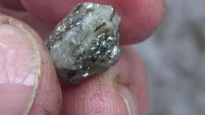 Поиск драгоценных камней на золотоносном ручье!