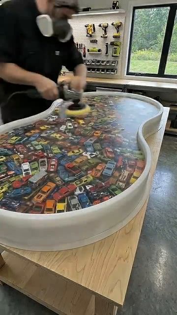 Как сделать стол из детских игрушек 🛠️