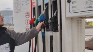 Обучение вождению. Учимся заправлять автомобиль