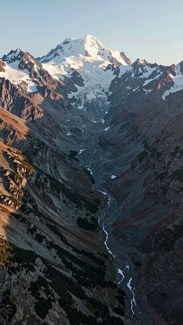 Поход в горы: красота заснеженных вершин #природа #горныепейзажи #путешествия