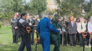 Космонавт Олег Платонов посадил 70-ую магнолию в сочинском парке "Ривьера"