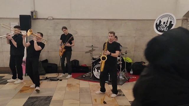 Парни из брасс-бэнда Эхо улиц устроили расколбас в метро