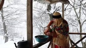 В горной и заснеженной деревне.