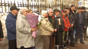 Серовские моряки-подводники сохраняют традицию с подачей жаренного поросенка