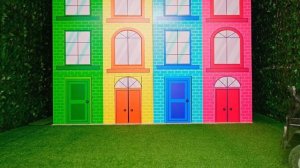 Диана, Рома и Оливер путешествуют по городу на поезде