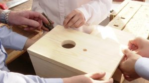 Кадер мәктәбендә сыерчыкларны каршы алырга әзерләнәләр