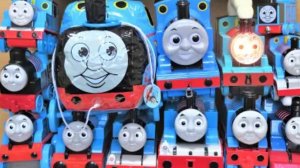 Паровозики Томас для детей. Играем синими паровозиками. Вставляем батарейки. #дети #видеодлядетей