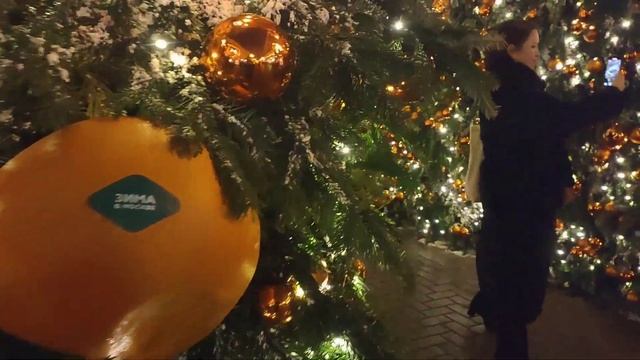 На Арбате все в мандаринах! А на Тверском бульваре розовый меховой паровоз и мерцающий тоннель 
