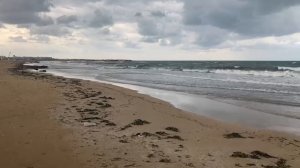 Зимний пляж после дождей в Сиде в Турции