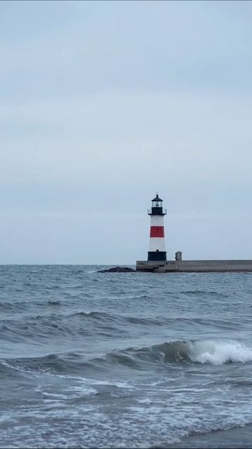 Маяк у моря: спокойствие и красота #маяк #природа #море