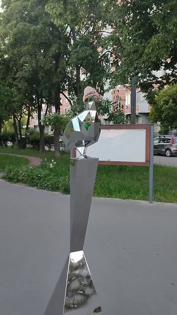 Скульптуру голубя наряжают в шапочки