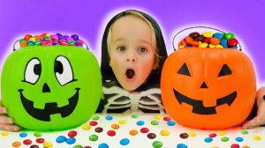 Крис устраивает розыгрыш подарков на Хэллоуин с друзьями