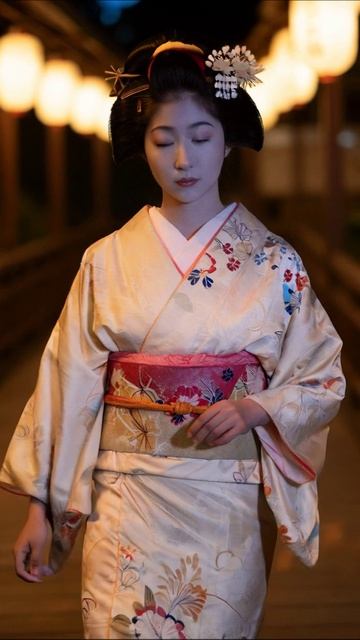 Очарование кимоно: Прогулка по ночному городу #кимоно #традиции #япония