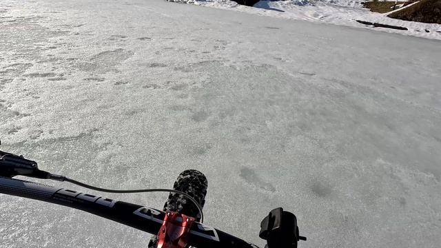 Еду от Сенешаля на фэтбайке по подтаяшему льду озера Сенеж до Веретьевского пляжа чтоб отдохнуть.