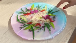 Стол из эпоксидной смолы с неровным краем.