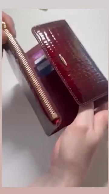 Это не просто красный и не скучный бордовый. Это благородный Merlot в мире аксессуаров. 🍇