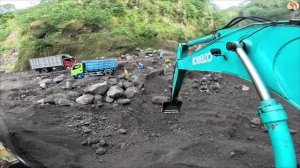 Строительство, экскаватор копает песок