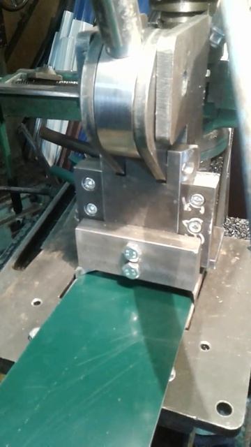 Полукруглый верх евроштакетника. Ручной вырубной станок