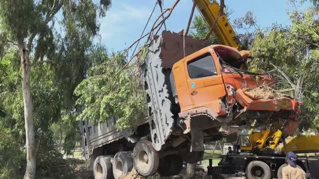 Грузовик врезался в дерево. Ремонт кабины. Пакистан