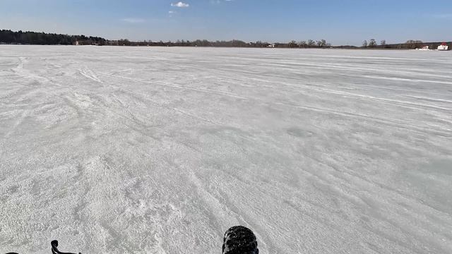 Едем на фэтбайке через все озеро Сенеж по подтаявшему льду до дамбы.А потом вдоль берега до пляжа.