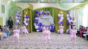 Весёлый танец малышей, на выпускном в детском саду
