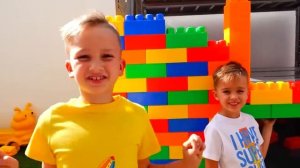 Крис учится делиться и хорошему поведению вместе с друзьями