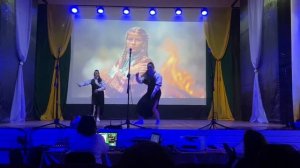 сестрёнка танцует с шашкой)