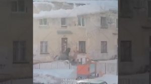 Снежная масса рухнула с крыши на человека в Уфе