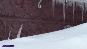 МЧС предупреждает колымчан об опасности схода снега и льда с крыш зданий