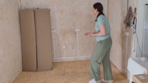 Распаковка  товара, застилаю пол картоном и другие работы