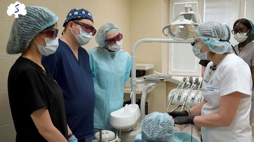 Стоматологи Сеченовского Университета применяют синий лазер для лечения заболеваний зубов