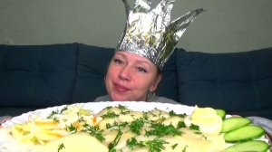 Мукбанг от Яны в образе Вареники с картошкой, капуста квашенная. Еда вкуснота.