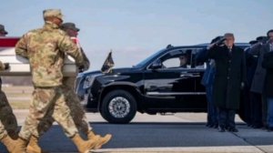 🇺🇸В США продолжают возвращаться солдаты в гробах.

Трамп лично встретил борта с телами погибших ам