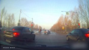 На проспекте Антонова произошло ДТП водитель ВАЗ-2115 проехал на красный свет и сбил женщину, котора