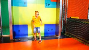 Влад и Ники играют с мамой в детском учебном центре