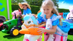 Оливер и мама играют в Автомобильный Кинотеатр 🚗🎬