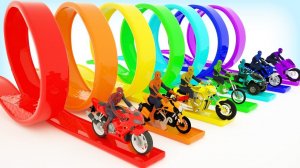 Изучайте цвета вместе с Человеком-пауком, катаясь на мотоцикле и квадроцикле по круглым водным аркам