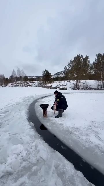 Время зря не теряет! В Казахстане мужчина сделал карусель из льдины