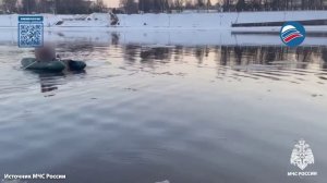 Опасная прогулка: ребенка чуть не унесло на льдине по Волге