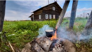 Одни в глуши. Установили печь. Пешком на таежную речку. Рыбалка. Уха на костре.