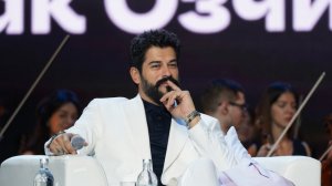 Турецкий мачо в России: зачем Бурак Озчивит снова приехал в Москву