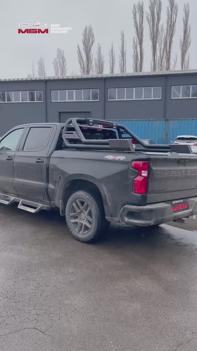 Доработки Chevrolet Silverado — дуга, доп. свет и механическая роллета: смотрим, что получилось