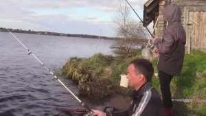 КТО БОЛЬШЕ НАЛОВИТ ОКУНЕЙ ПРЯМО У БАНИ? КЛЁВО В ДЕРЕВНЕ!