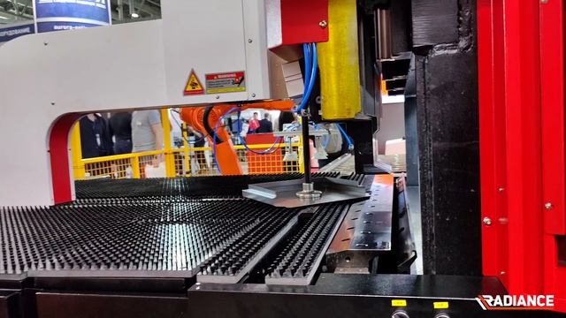 Гибка панелей с роботизированной погрузкой/выгрузкой. #Radiance #панелегиб #автоматизация
