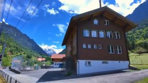 На поезде из Гриндельвальда в Лаутербруннен в Швейцарии.