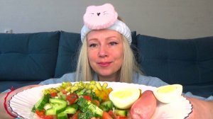 Мукбанг Яна в образе Макароны с сосиской, салат овощной, кабачки тушеные. Еда вкуснота!