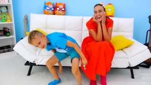 Крис учится делиться едой с друзьями